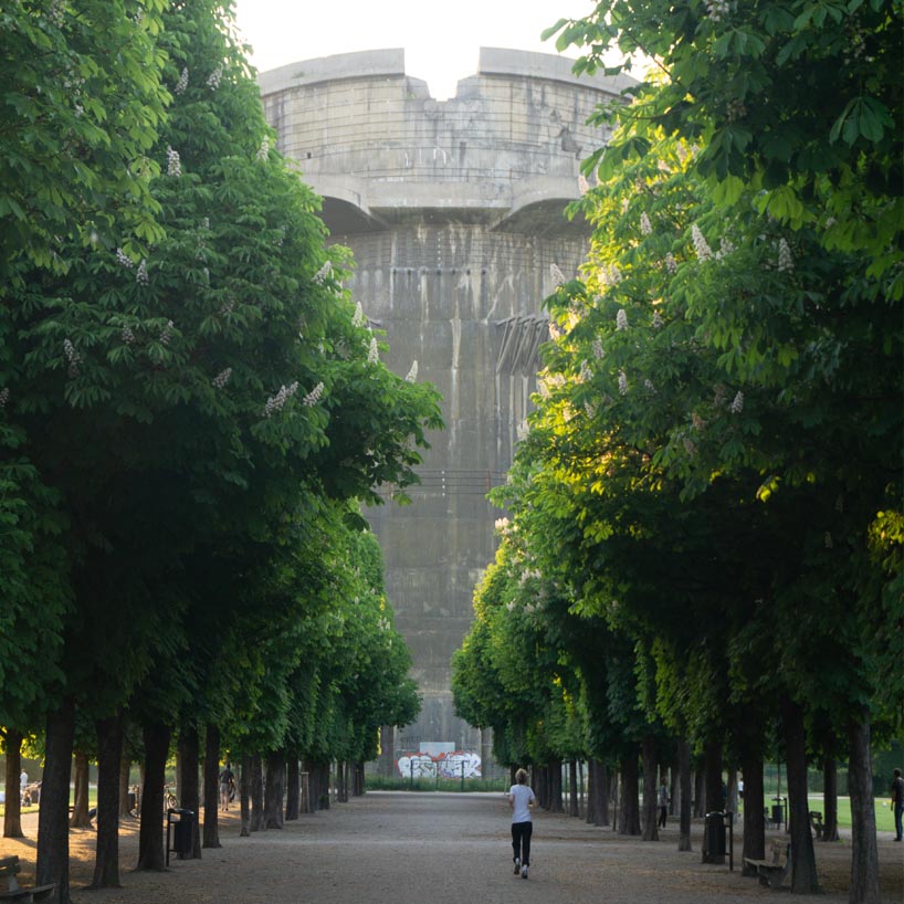 Runner in Vienna before a anti-aircraft tower